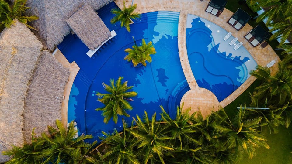 Restaurant/places to eat, Pool view