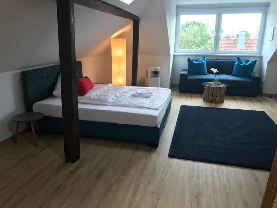 Bed, Photo of the whole room, Decorative detail, Seating area, Bedroom