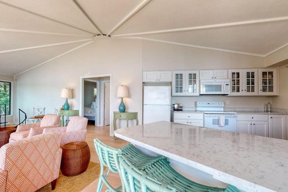 Coffee/tea facilities, Kitchen or kitchenette, oven, stove, kitchen