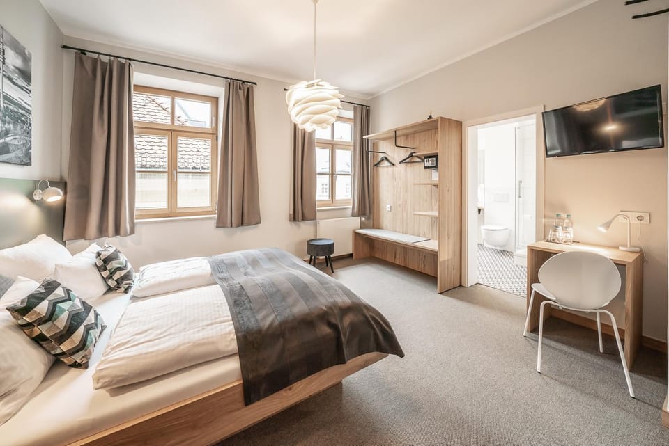 Shower, Toilet, Bathroom, TV and multimedia, Seating area, Bedroom