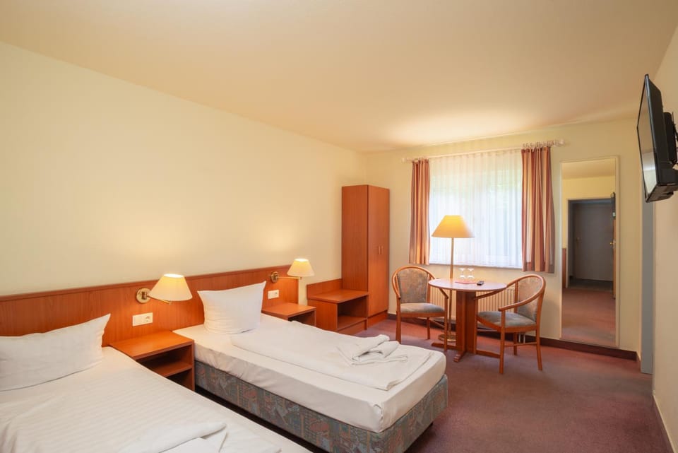 Bed, TV and multimedia, Photo of the whole room, Seating area, Bedroom, wardrobe