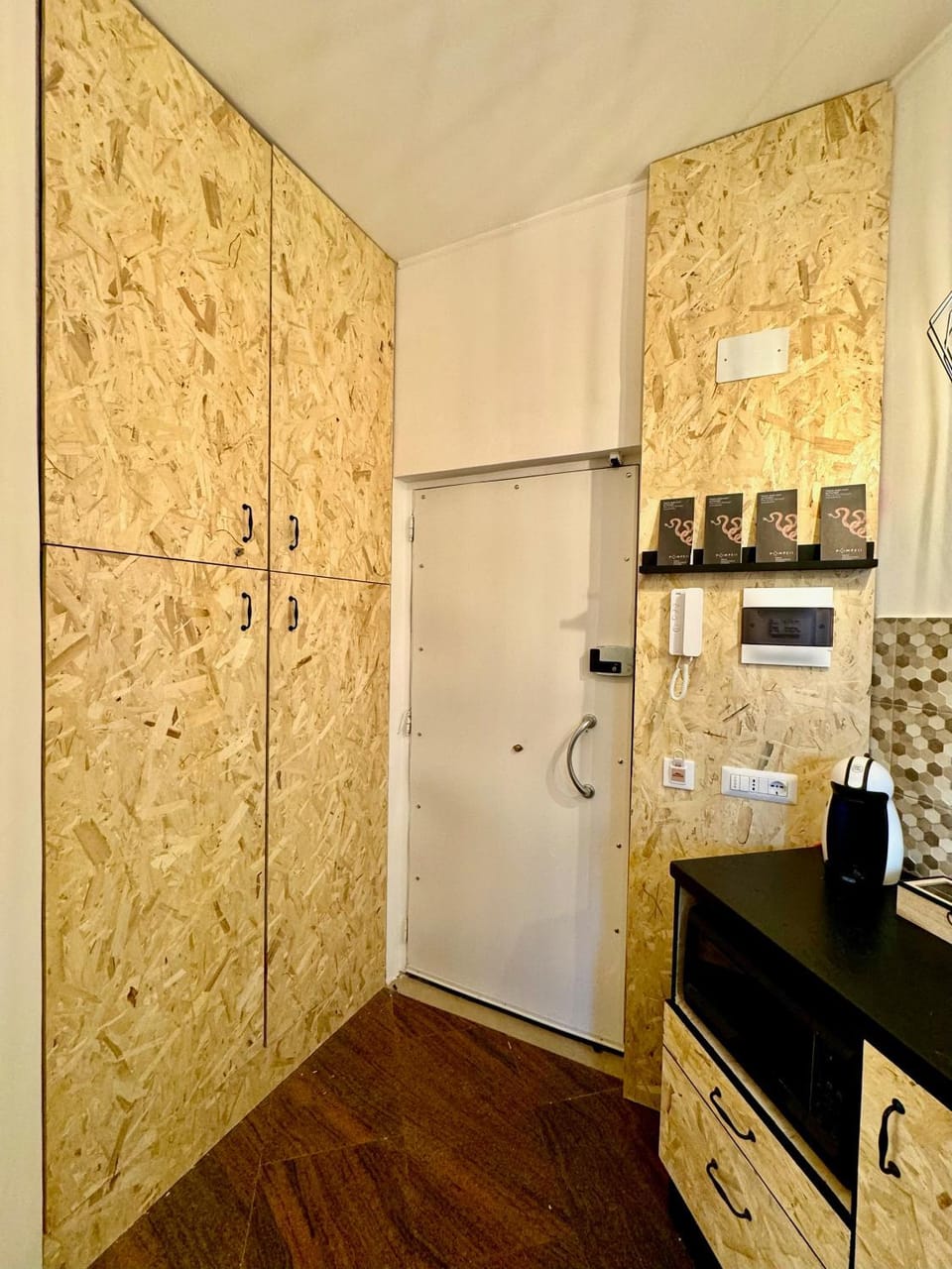 Kitchen or kitchenette, minibar, oven, stove