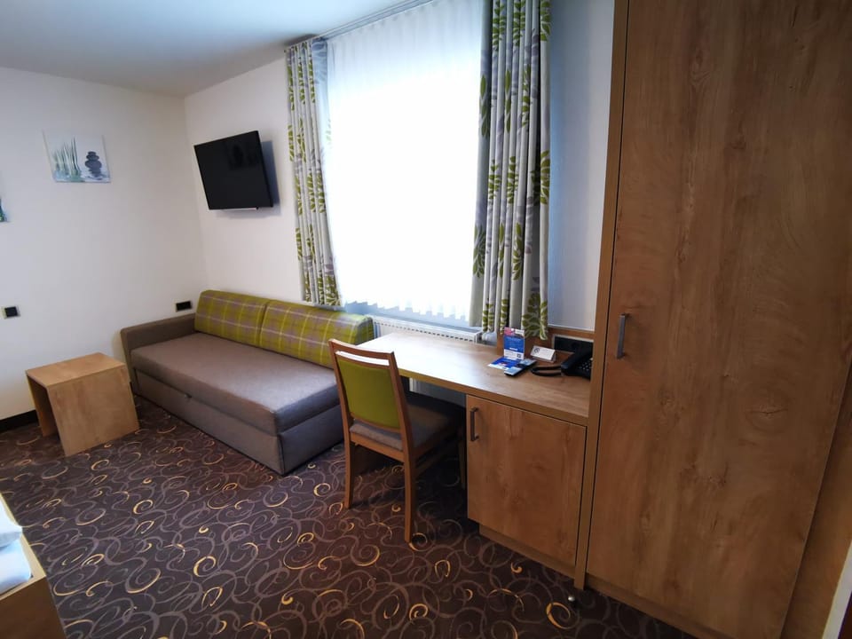 Photo of the whole room, Seating area