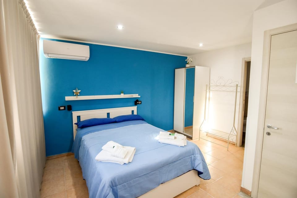 Bed, Photo of the whole room, Bedroom, wardrobe, air conditioner