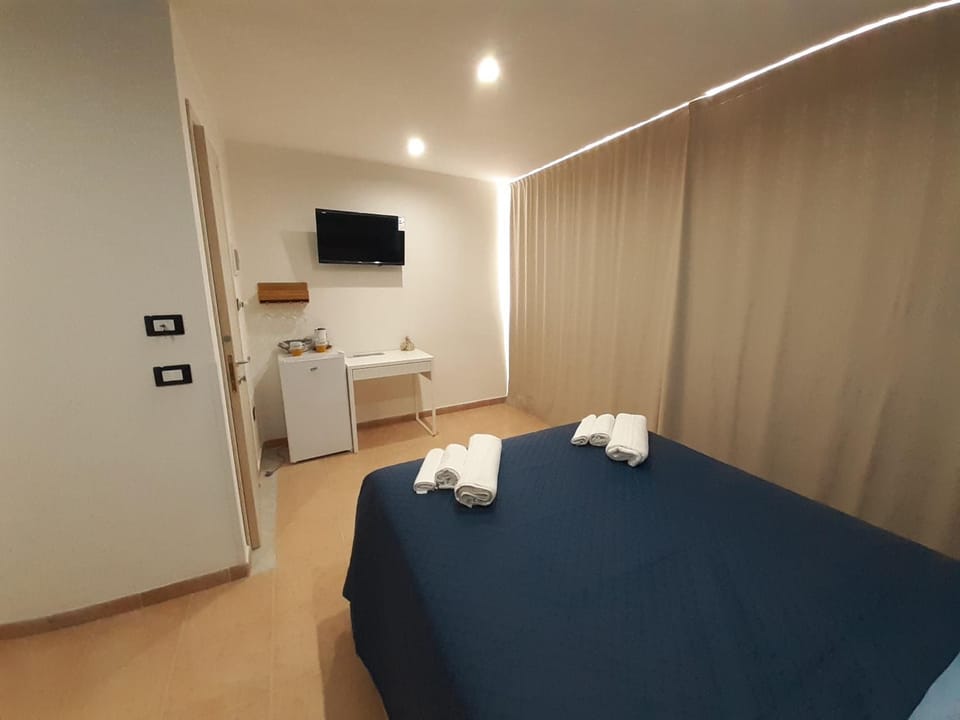 TV and multimedia, Photo of the whole room, Bedroom