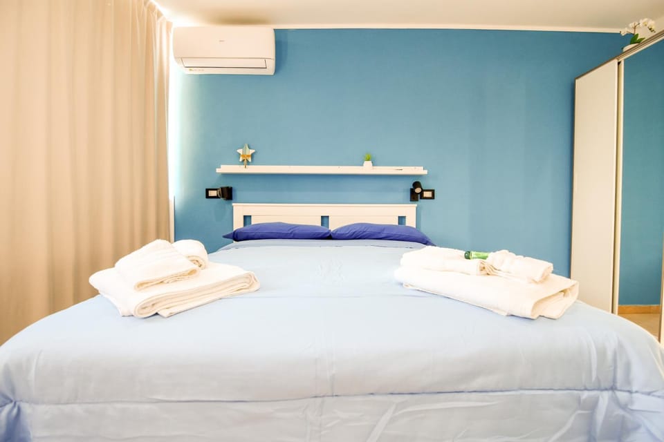 Bed, Photo of the whole room, Bedroom, towels, air conditioner