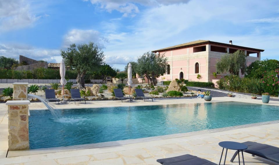 Property building, Garden, View (from property/room), Garden view, Pool view, Swimming pool, sunbed