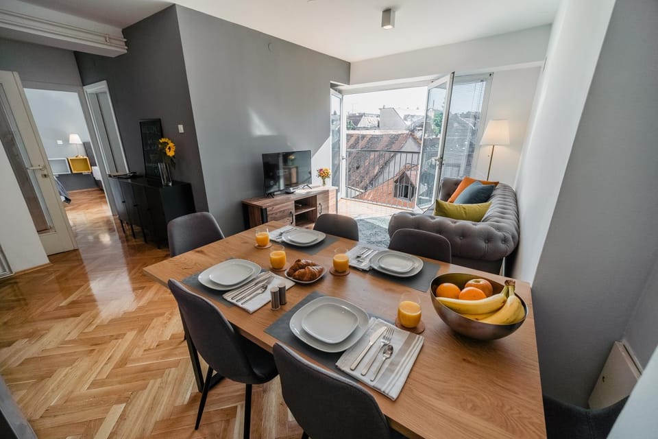 View (from property/room), View (from property/room), Dining area, City view, City view, Street view, Street view, Breakfast, Family