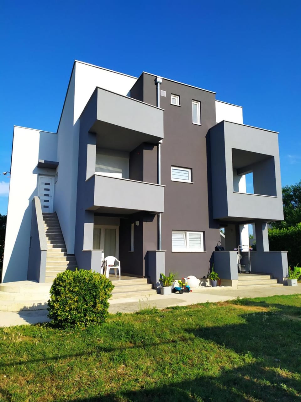 Property building, Facade/entrance, Garden