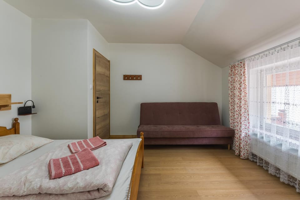 Przytulne pokoje tuż obok szlaków pieszych i rowerowych, 800m do centrum Vacation rental in Lesser Poland Voivodeship
