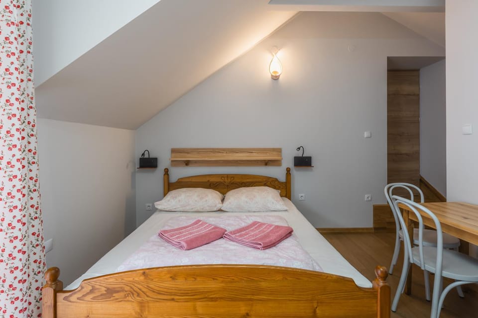 Przytulne pokoje tuż obok szlaków pieszych i rowerowych, 800m do centrum Vacation rental in Lesser Poland Voivodeship