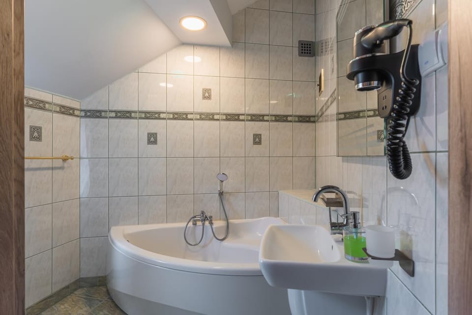 Przytulne pokoje tuż obok szlaków pieszych i rowerowych, 800m do centrum Vacation rental in Lesser Poland Voivodeship