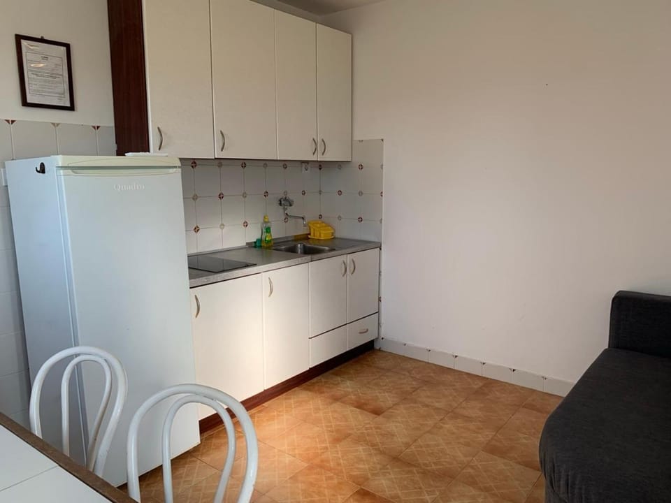 Kitchen or kitchenette, Living room, Seating area, kitchen