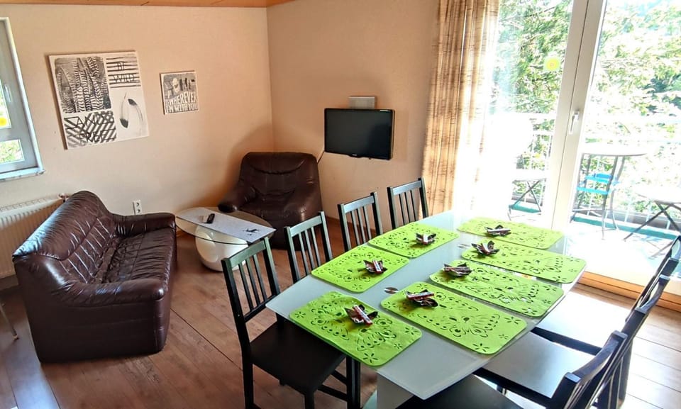 TV and multimedia, Living room, Seating area, Dining area