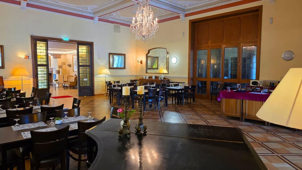 Restaurant/places to eat, Food and drinks, Business facilities, Breakfast, Seasons, Time of day
