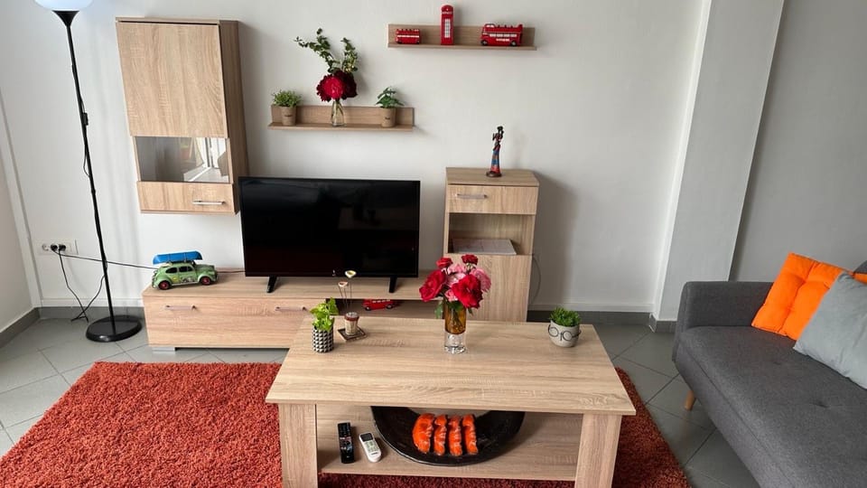 TV and multimedia, Living room, Seating area, Evening entertainment