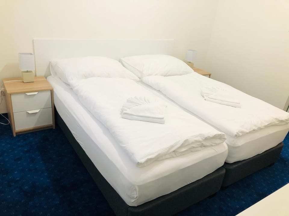 Bedroom, towels