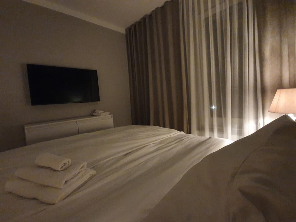 Bed, TV and multimedia, Bedroom