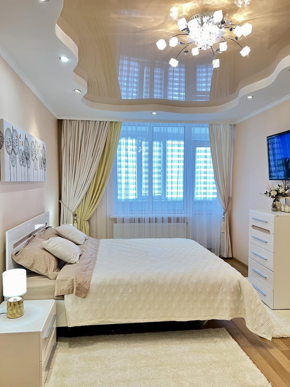 Bed, TV and multimedia, Photo of the whole room, Bedroom