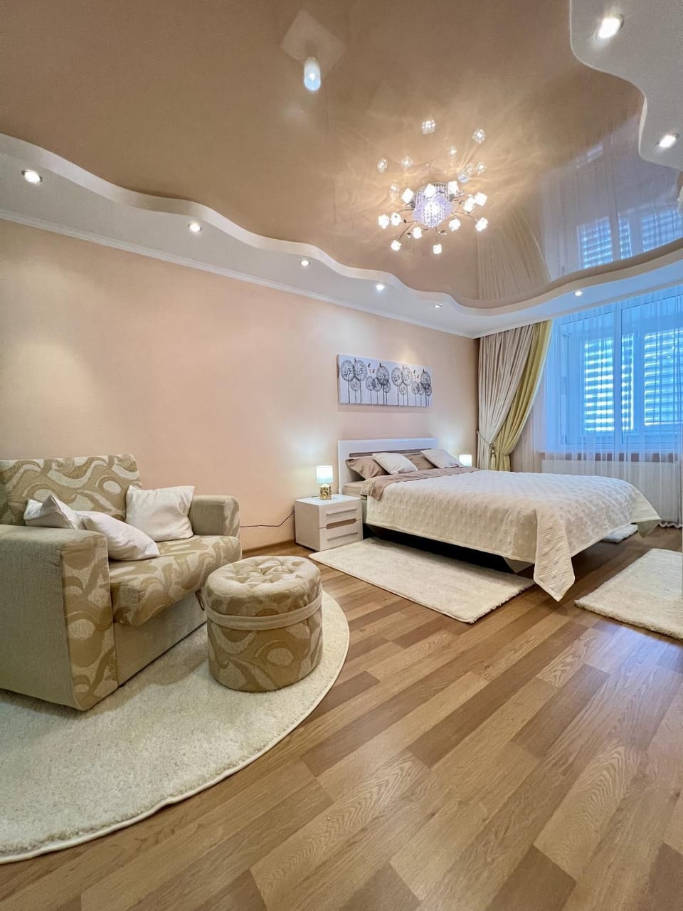Bed, Photo of the whole room, Seating area, Bedroom