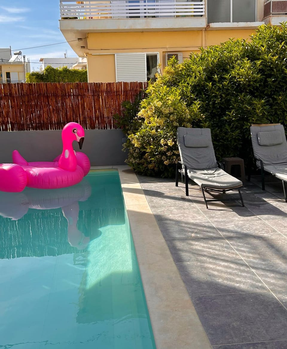Patio, Day, Swimming pool, sunbed