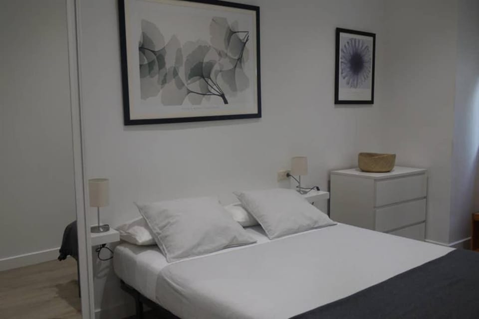Photo of the whole room, Bedroom