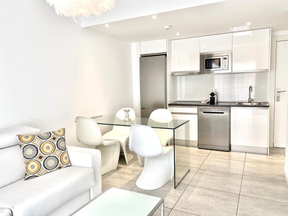 Kitchen or kitchenette, Living room, Seating area, Dining area