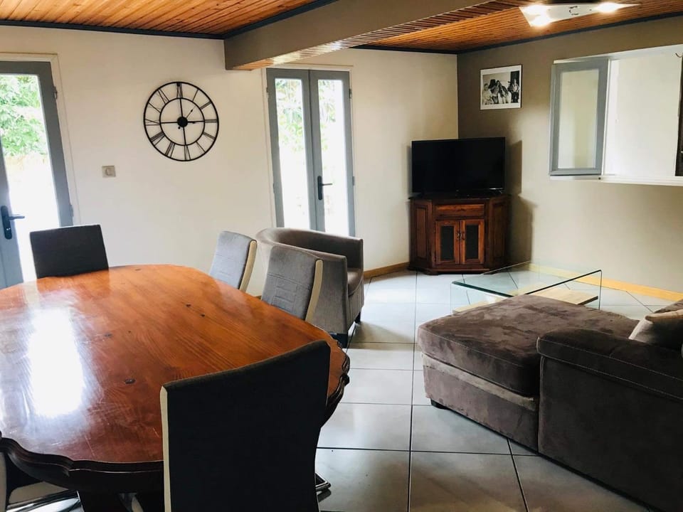 Communal lounge/ TV room, TV and multimedia, Living room, Seating area, Dining area