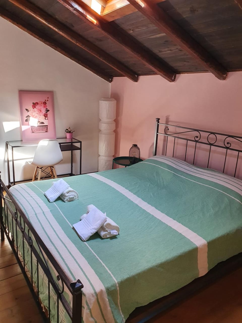 Bed, Bedroom, towels