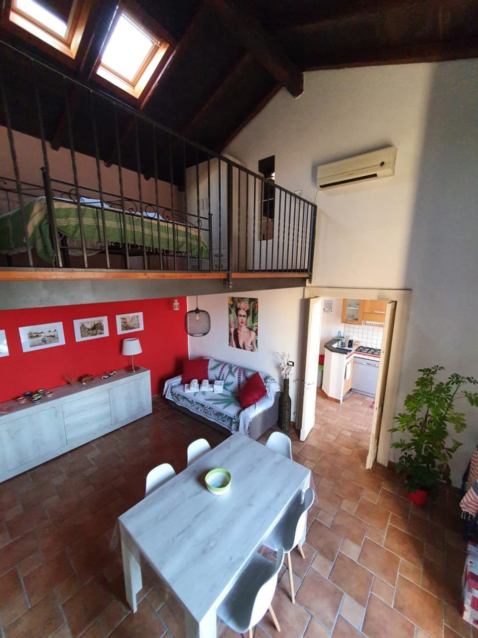 Living room, Seating area, Dining area, air conditioner
