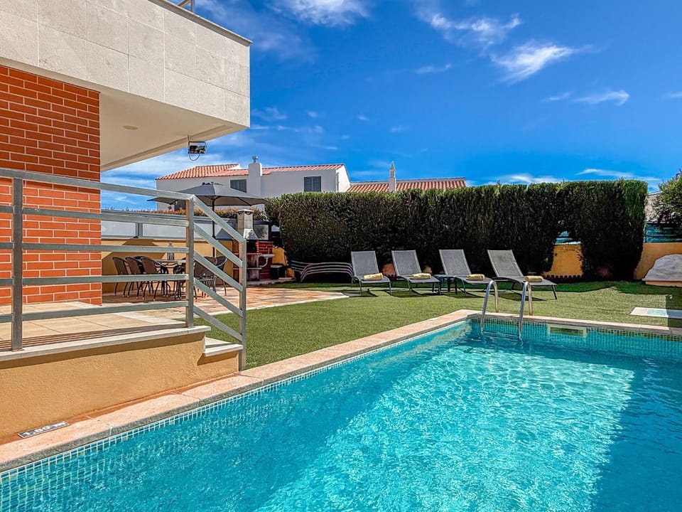 Property building, Patio, Day, Pool view, Swimming pool, Swimming pool, sunbed