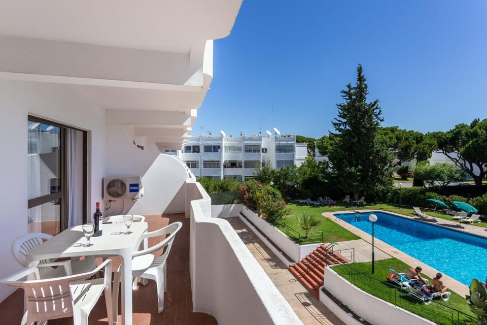 Patio, Swimming pool, Swimming pool