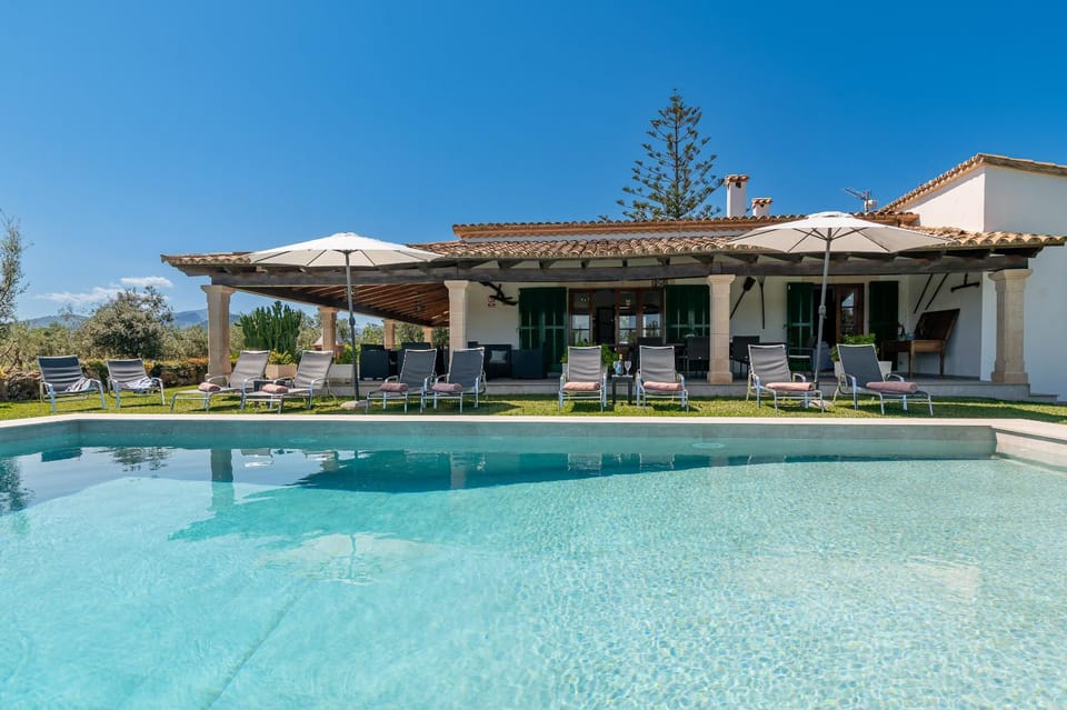 Property building, Day, Pool view, Swimming pool, sunbed