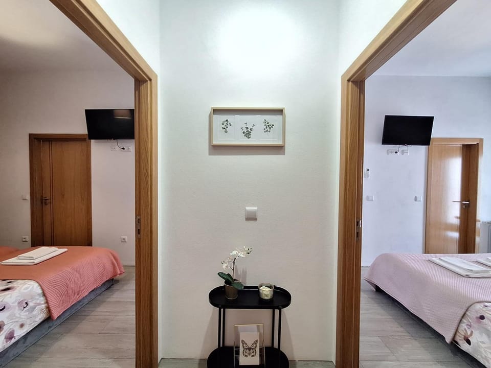 Bed, TV and multimedia, Photo of the whole room, Bedroom
