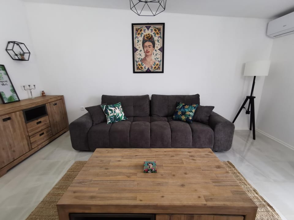 Day, Summer, TV and multimedia, Living room, Seating area, On site