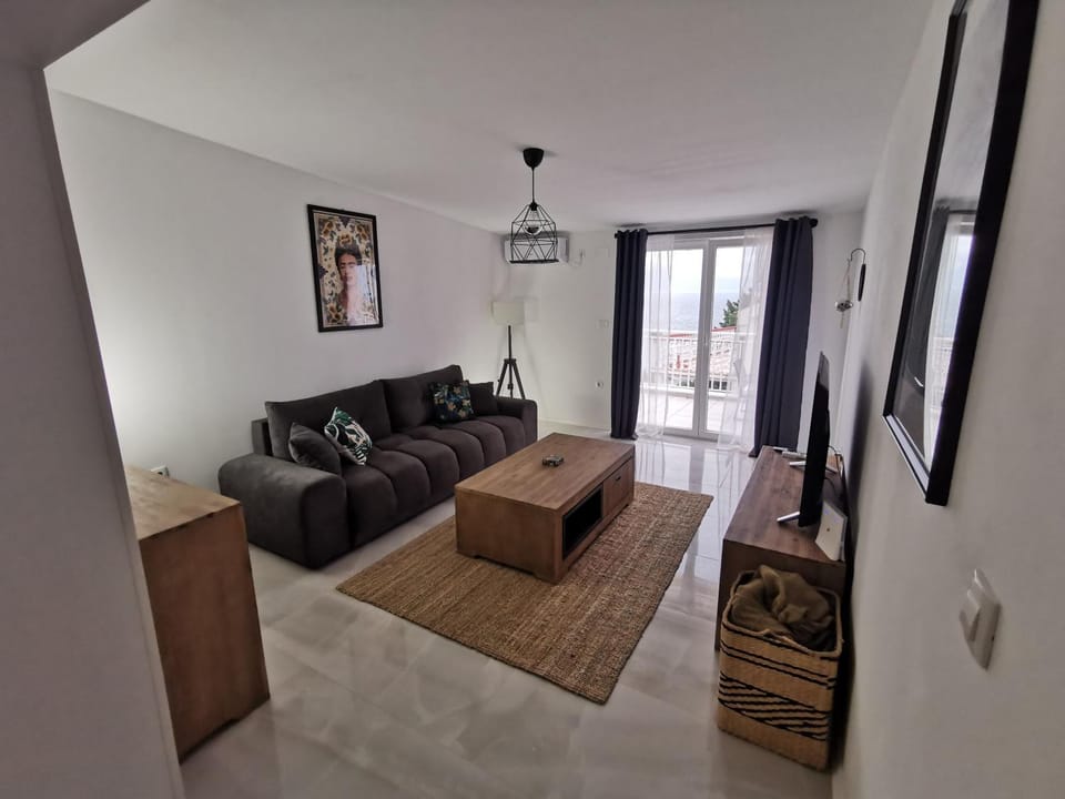 Day, Summer, TV and multimedia, Balcony/Terrace, Living room, Decorative detail, Seating area, On site, Sea view, air conditioner