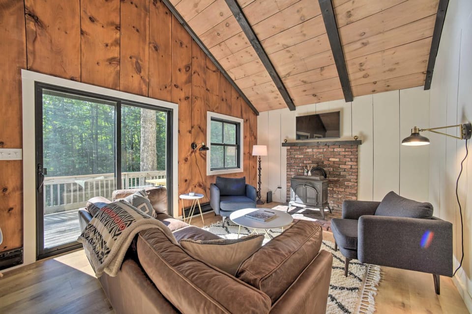 Sleek Cabin w/ Deck, 8 Miles to Mount Snow & Hikes Cabin in Wilmington