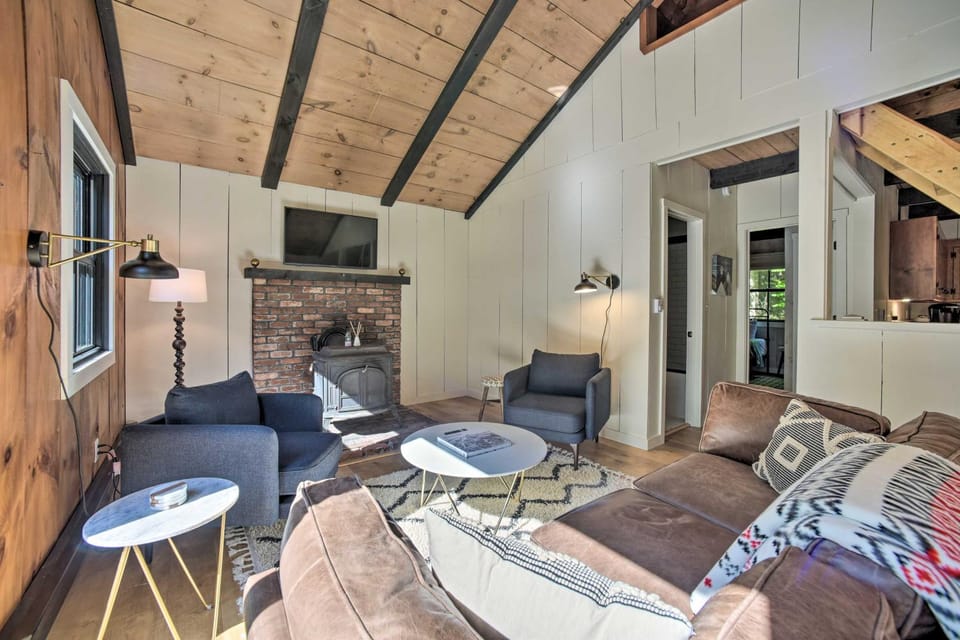 Sleek Cabin w/ Deck, 8 Miles to Mount Snow & Hikes Cabin in Wilmington