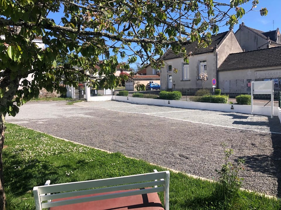 Spring, Day, Neighbourhood, Natural landscape, Garden, Garden view, Street view, Location, Parking