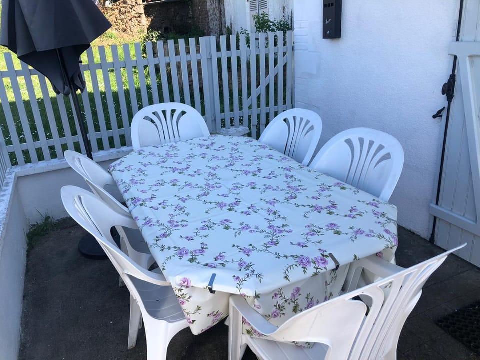 Patio, Day, Seating area, Dining area