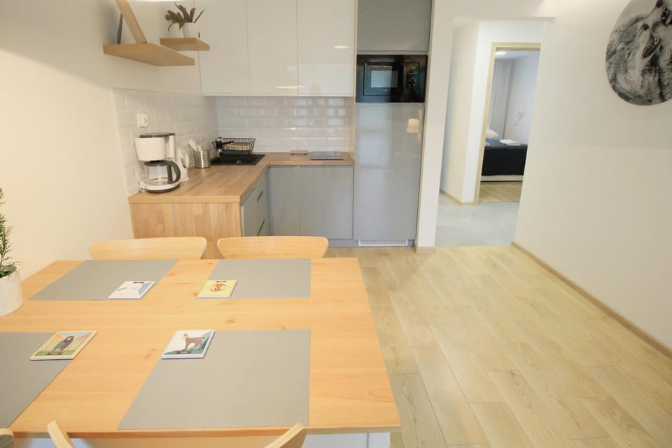 Kitchen or kitchenette, Dining area