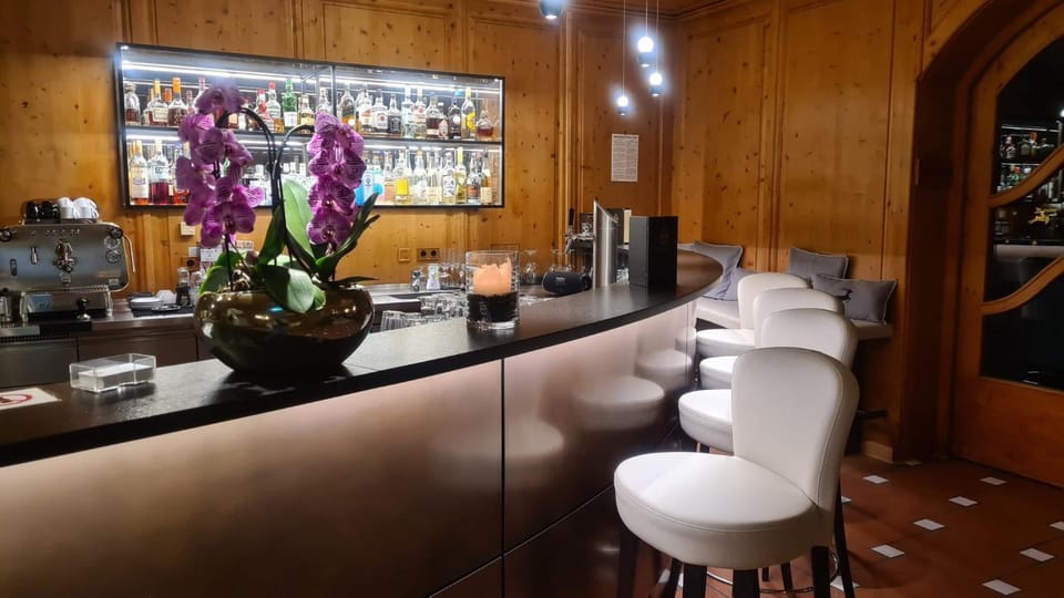 Lounge or bar, Seating area, Drinks