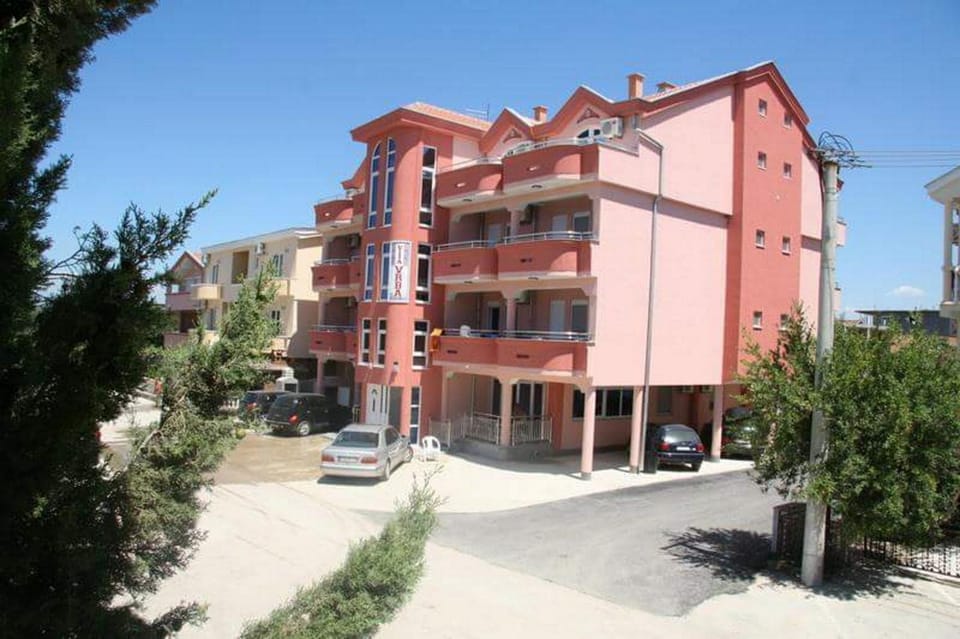 Property building, Neighbourhood, Street view, Location, Parking