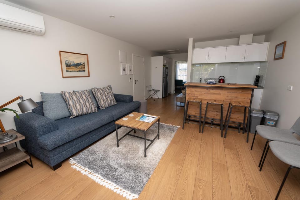 Kitchen or kitchenette, Living room, Seating area, Dining area, heating