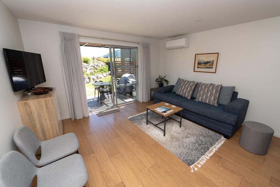 TV and multimedia, Living room, Seating area, heating