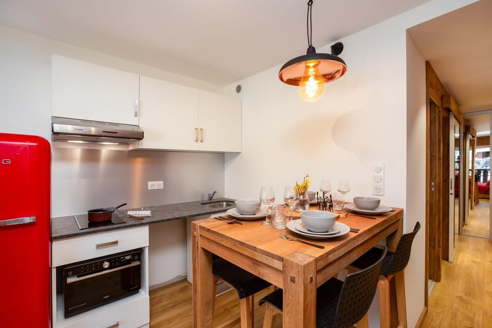 Kitchen or kitchenette, Dining area
