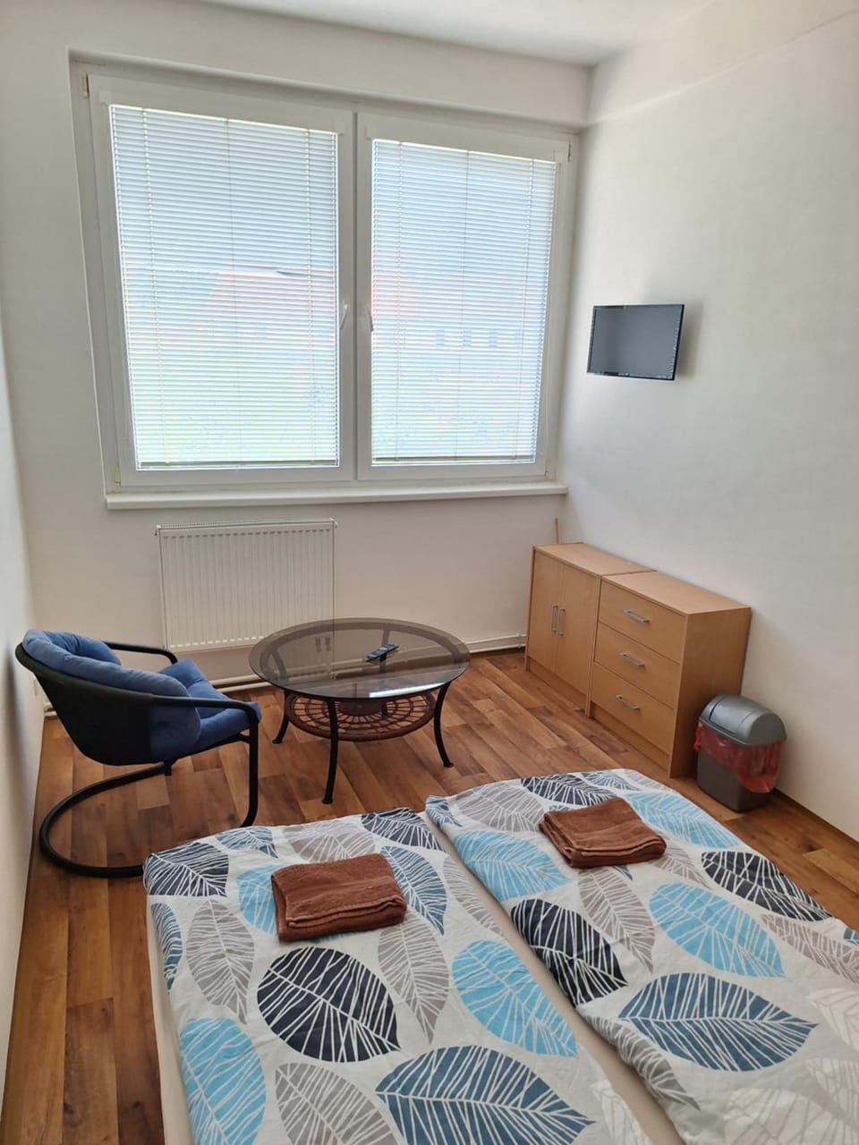 Bed, TV and multimedia, Seating area, Bedroom