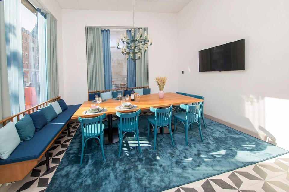 Communal lounge/ TV room, Photo of the whole room, Decorative detail, Seating area, Dining area, Communal kitchen, City view, Street view