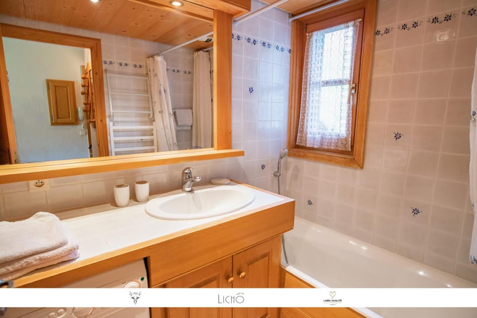 Bathroom, Bath, washing machine