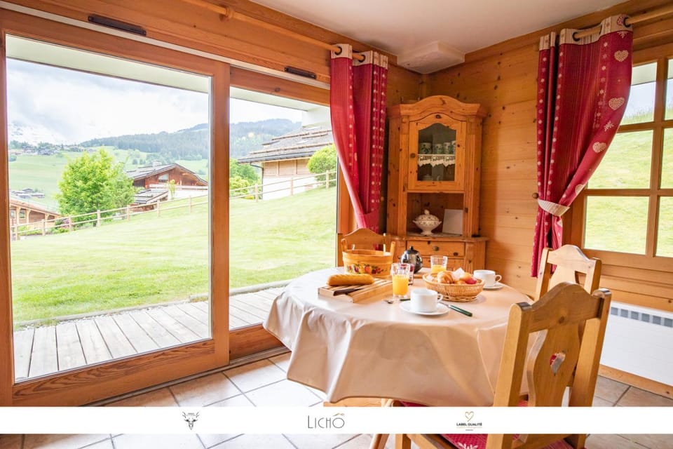 Patio, Dining area, Mountain view